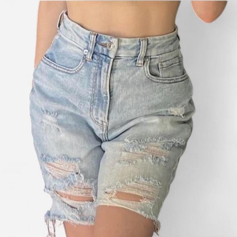 🦋 AEO Curvy Lightwash 90’s Distressed & Ripped High Rise Mom Jean Shorts 🦋